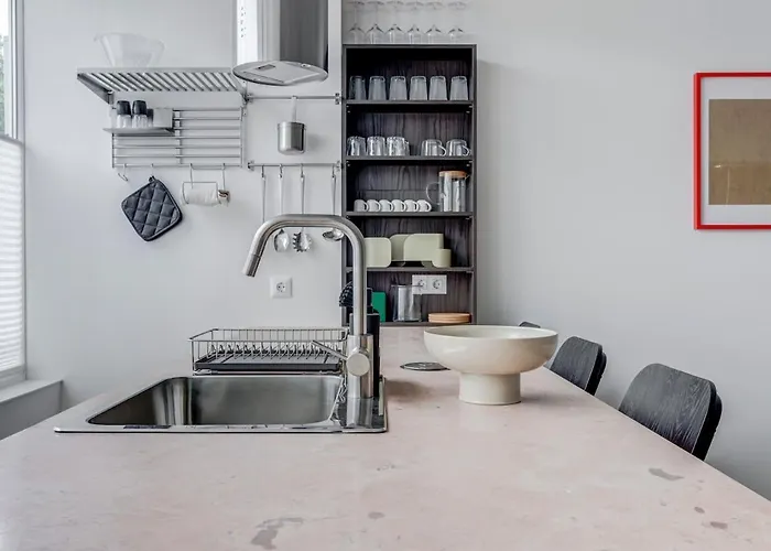 Modern 1bdmapartment Near Shopping Mall & Metro