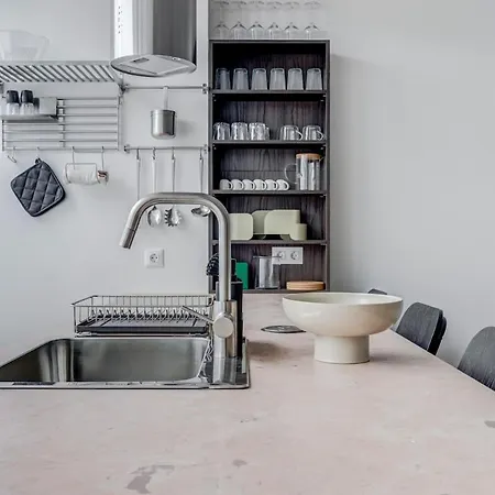 Modern 1bdmapartment Near Shopping Mall & Metro